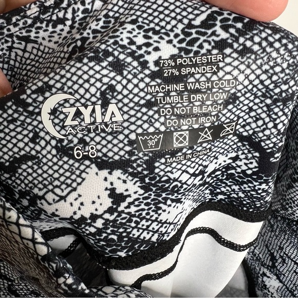 Zyia Size 6-8 Cobra Metallic Pocket Light n Tight Hi-Rise Capri 20” - Picture 6 of 6